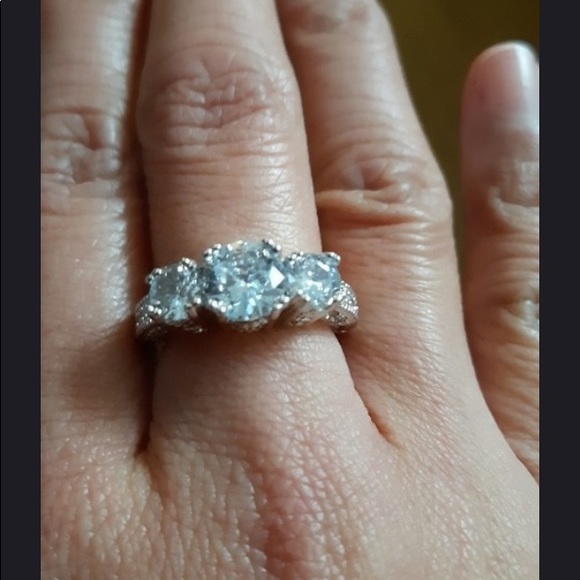 Gorgeous, 18Ct GF Sterling Silver Pln 6.2Ct Diam - Picture 5 of 7